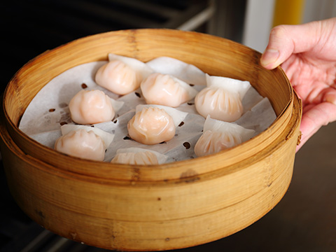 蒸笼里铺上油纸，将做好的虾饺放在蒸笼里，大火蒸 4-5 分钟，即可出笼。