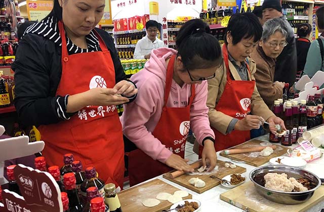 （现场包水饺，大小齐上阵）